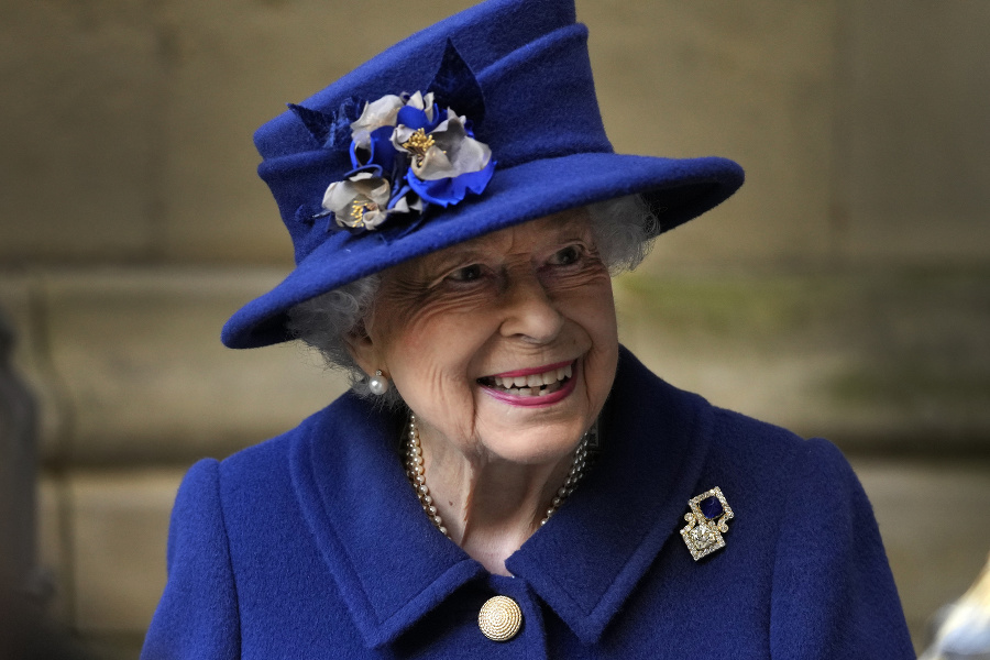 Kráľovná nešetrila úsmevmi.
