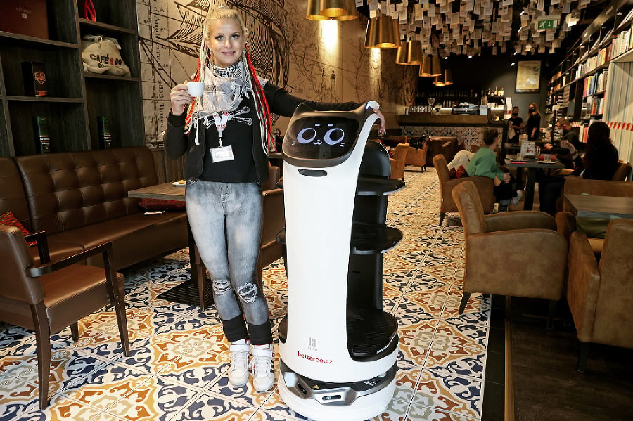 Robot Bella v Café