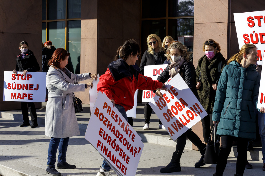 Na snímke protest zamestnancov