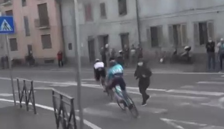 Profi cyklisti takmer zrámovali