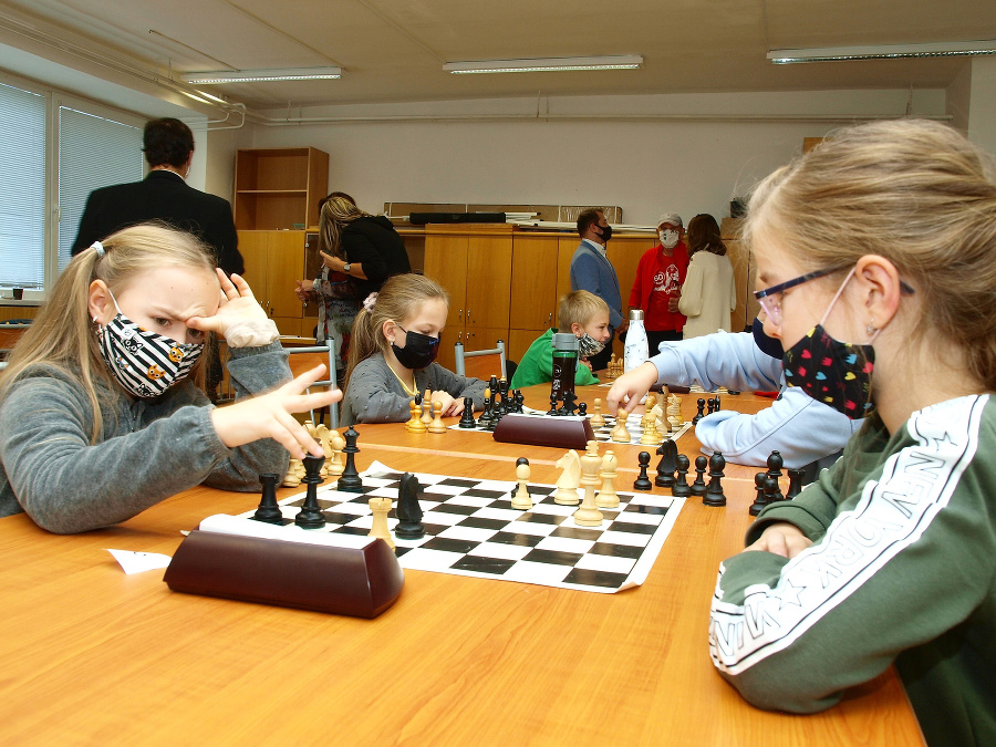 Dievčatá hrajú šach na