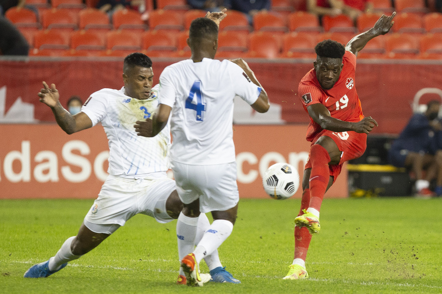 Alphonso Davies (vpravo).