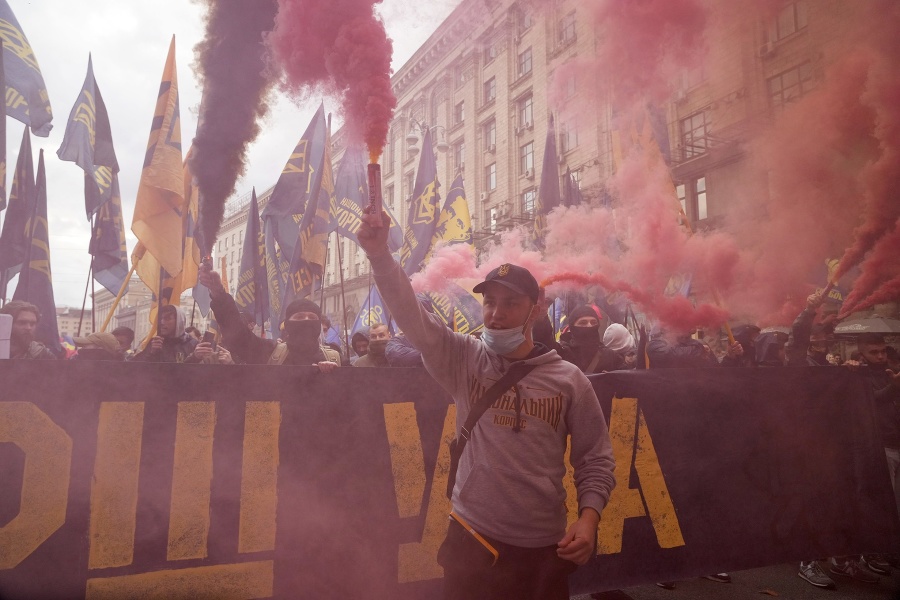Ukrajinskí nacionalisti zapaľujú svetlice