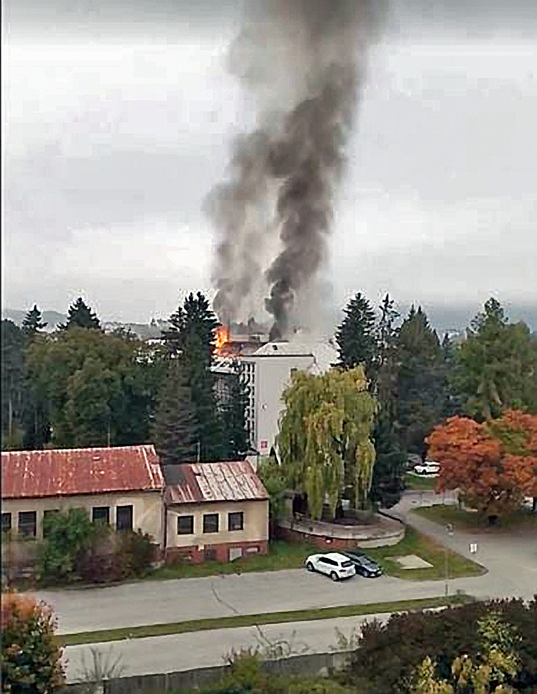 Požiar zachvátil strechu budovy