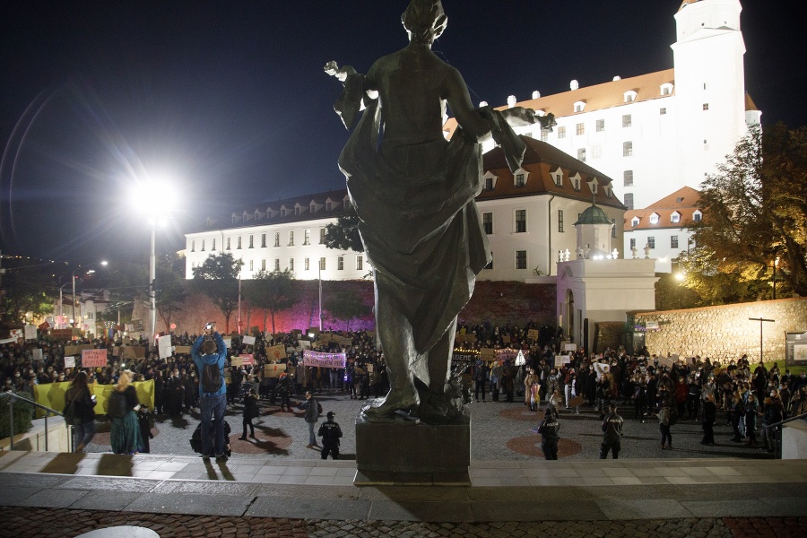 Stovky ľudí v Bratislave