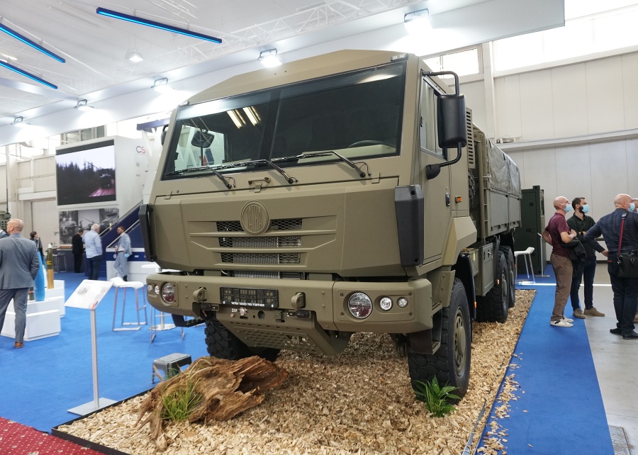 Stredné nákladné vozidlo Tatra Tactic na podvozku 6x6, ktoré na veľtrhu IDEB 2021 predstavili spoločne firmy Tatra Defence Slovakia a Tatra Trucks.