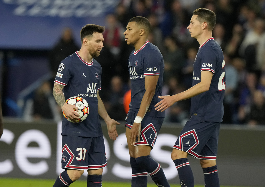 Lionel Messi (vľavo) pred pokutovým kopom.
