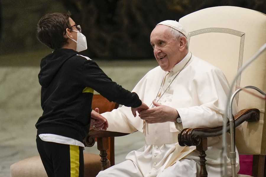 Chlapec najprv podal pápežovi