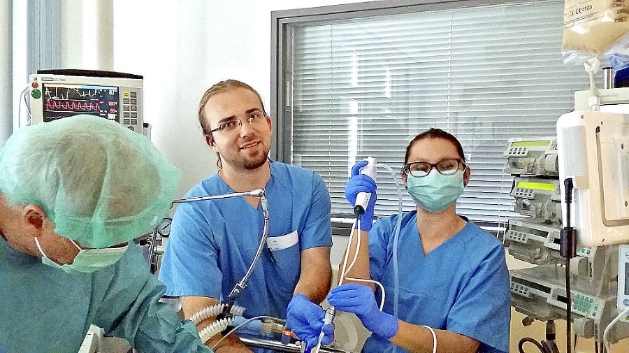 Martin
(vľavo) počas
pôsobenia
v nemeckej
nemocnici.