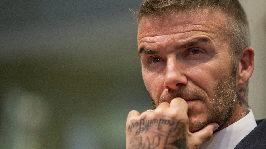 Bývalému anglickému futbalistovi Davidovi Beckhamovi robia vráska na čele nielen susedia, ale aj netopiere.