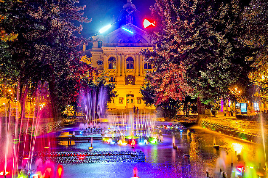 Farbami hrajúca
spievajúca fontána
ohúrila návštevníkov.