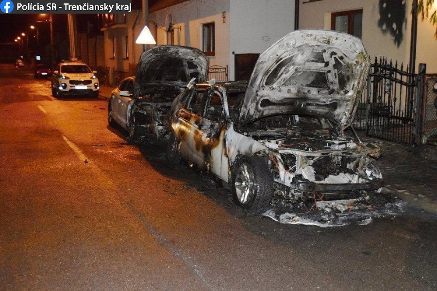 V Púchove zhoreli dva automobily, polícia pátra po podpaľačovi.
