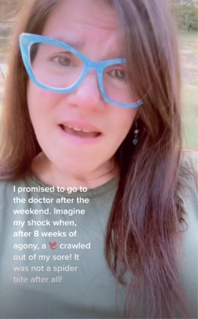 Žena vysvetľuje svoj príbeh o tom, čo sa jej stalo.