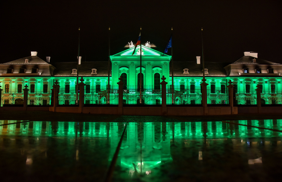 V týchto dňoch bude Prezidentský palác v Bratislave večer osvetlený symbolicky nazeleno.