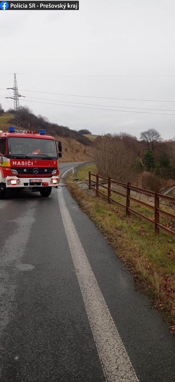 Vozidlo po nehode skončilo na streche v koľajisku.