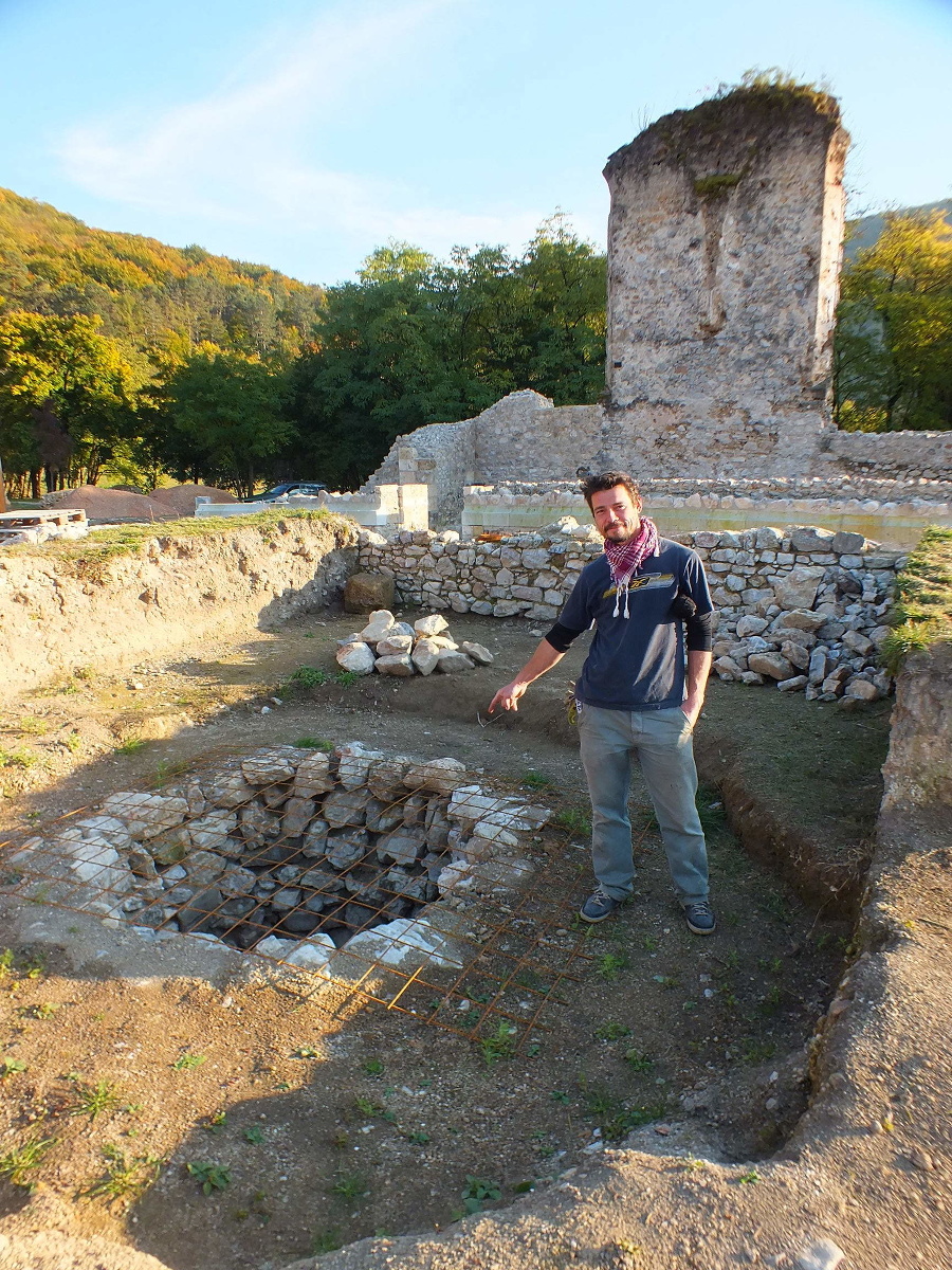 Správca areálu Endre Szabo ukazuje studňu, ktorú objavili pod vrstvou zeminy.