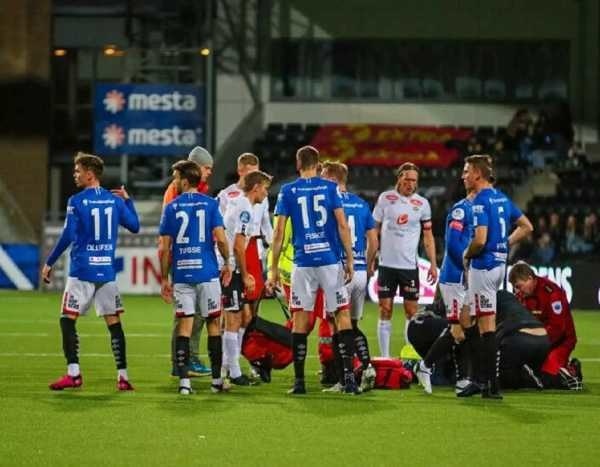 Islandský futbalista Emil Palsson skolaboval