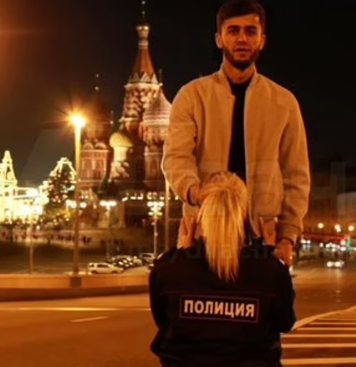 Ruský predstieral, že ho frajerka Anastasia orálne uspokojuje pred katedrálou na Červenom námestí v Moskve.