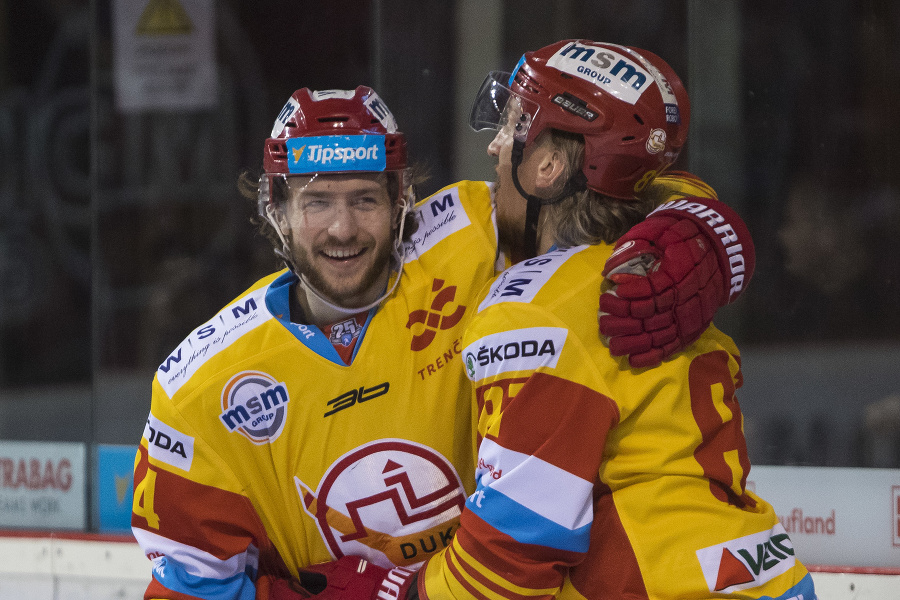 Na snímke zľava Boris Sádecký a Marcel Hossa (obaja Trenčín) sa radujú z gólu.