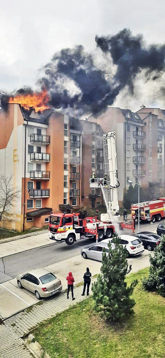 Požiar zachvátil strechu
a podkrovný