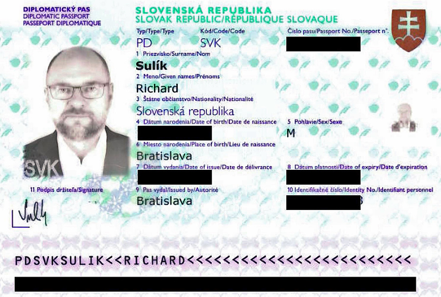 Sulíkov diplomatický pas ležal
niekoľko