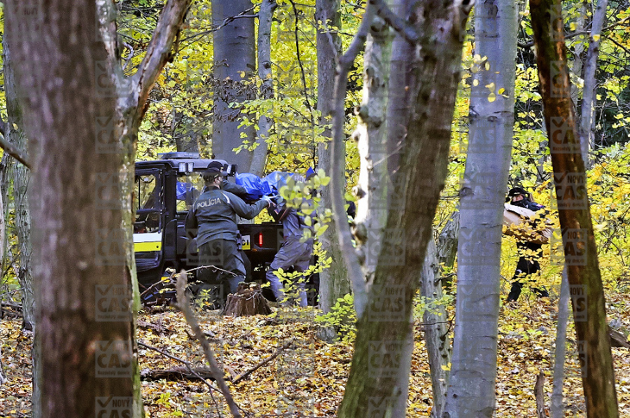 Polícia obhliada
miesto nálezu tela
Dušana