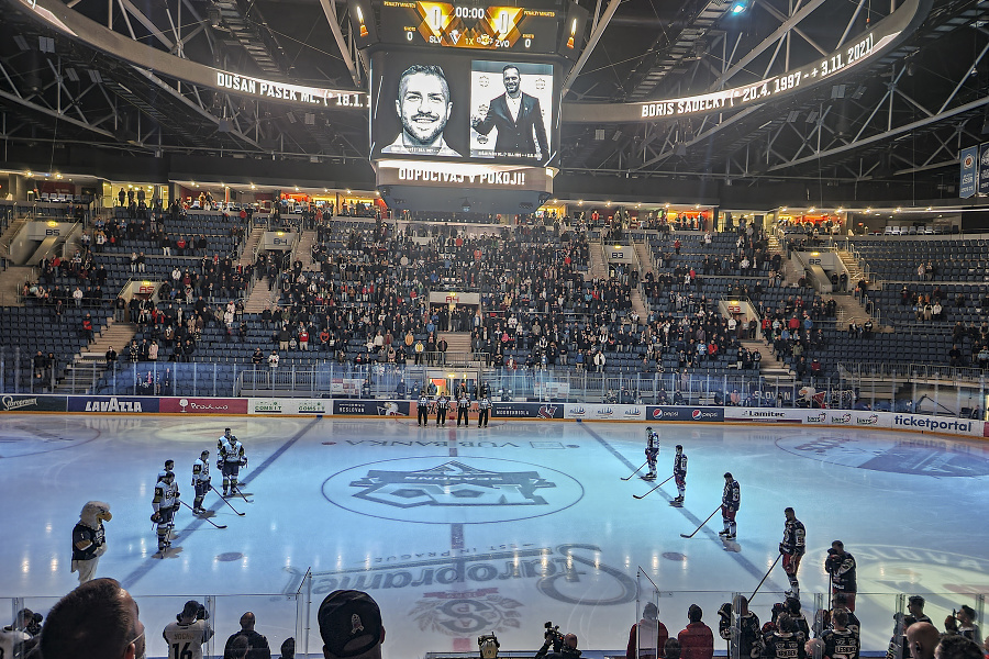 Na snímke minuta ticha na pamiatku zosnulých hokejistov Dušana Pašeka ml. a Borisa Sádeckého pred začiatkom stretnutia 14. kola Tipos extraligy v hokeji HC Slovan Bratislava - HKM Zvolen