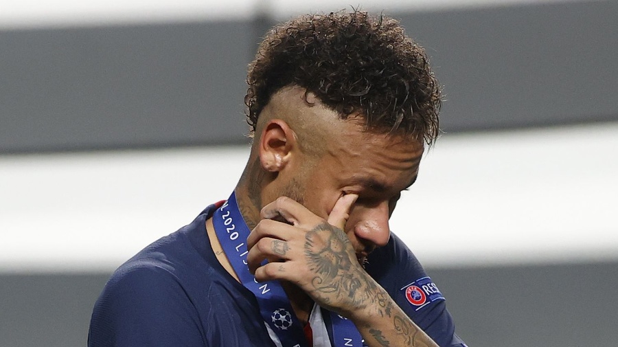 Brazílsky futbalista Neymar oplakáva