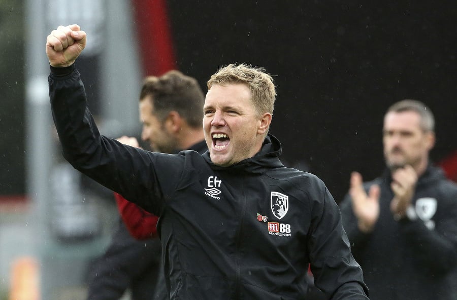 Na snímke bývalý tréner Bournemouthu Eddie Howe oslavuje víťazstvo svojho tímu. 