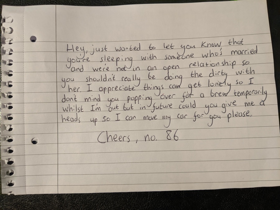 Muž napísal chlapovi, ktorý spáva s jeho ženou, list. Na celú situáciu reaguje doslova 