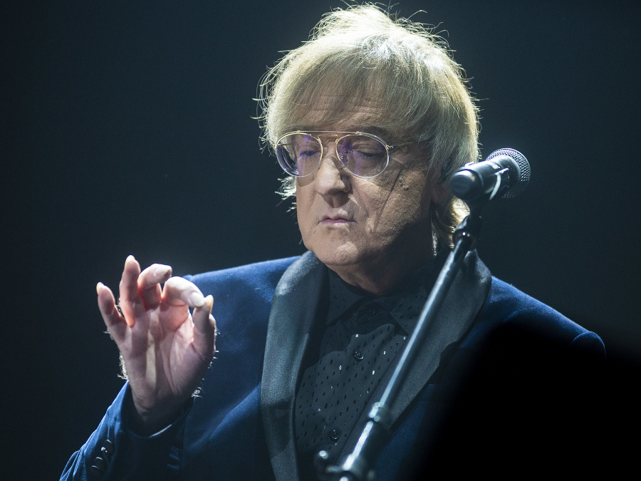 Spevák a skladateľ Miroslav Žbirka († 69).