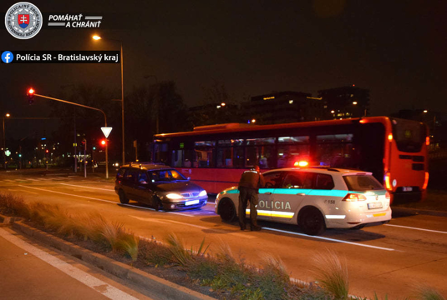 Polícia prenasledovala Bratislavčana unikajúceho v aute cez hranice.