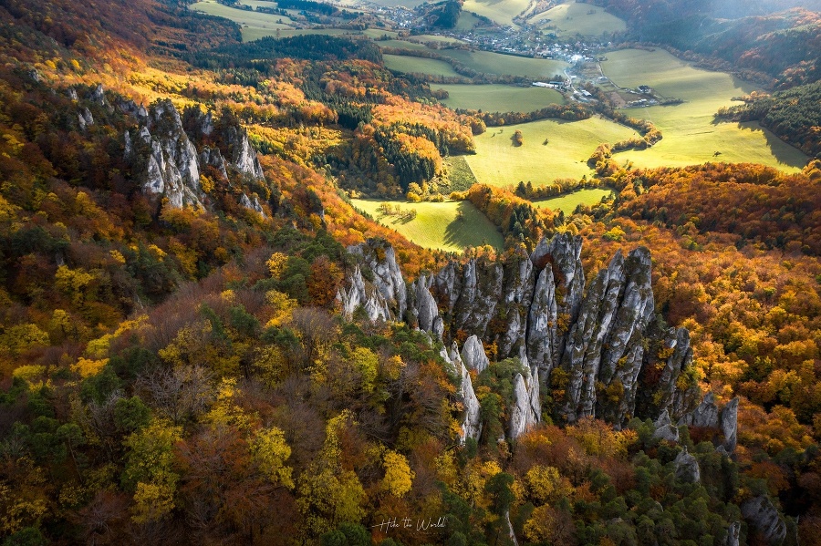 Súľovské skaly žiaria farbami.