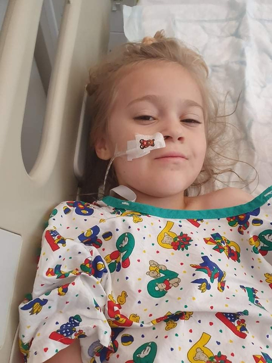 Dievčatko strávilo v nemocnici týždeň.