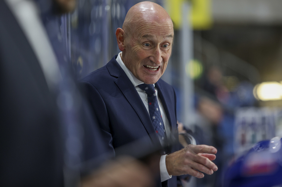 Na snímke tréner slovenskej hokejovej reprezentácie Craig Ramsay počas prípravného zápasu Slovensko - Švajčiarsko na Nemeckom pohári v Krefelde.
