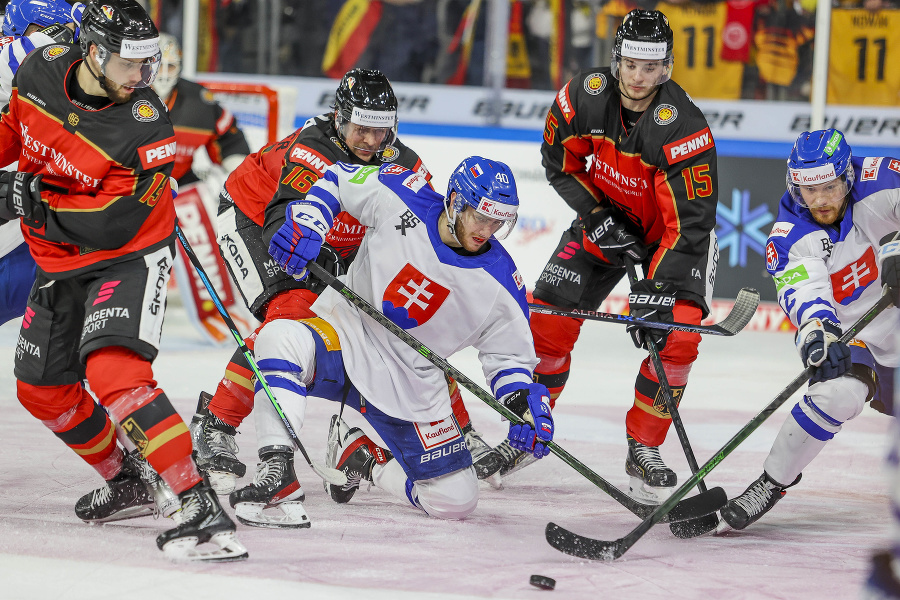 Na snímke zľava Lucas Dumont, Konrad Abelthauser (obaja Nemecko) Miloš Roman (Slovensko), Stefan Loibl (Nemecko) a Dávid Gríger (Slovensko) počas prípravného hokejového zápasu Slovensko - Nemecko v rámci turnaja o Nemecký pohár.
