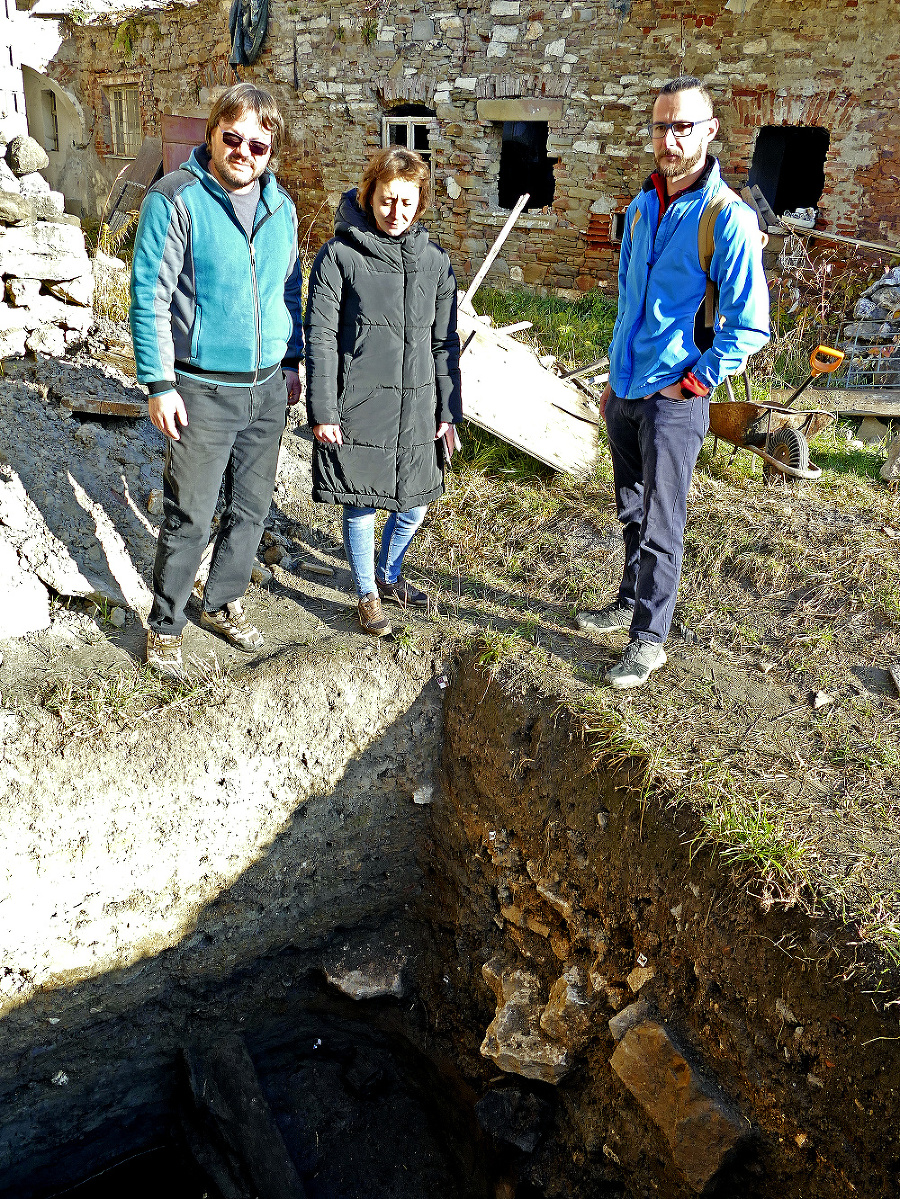 Archeológovia s majiteľkou objektu Alenou Nízlovou.