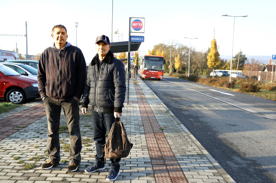 Ján (45) s kolegom Miroslavom (45) išli z Pezinka do Modry a čakanie na spoje im zabralo hodinu a 40 minút.