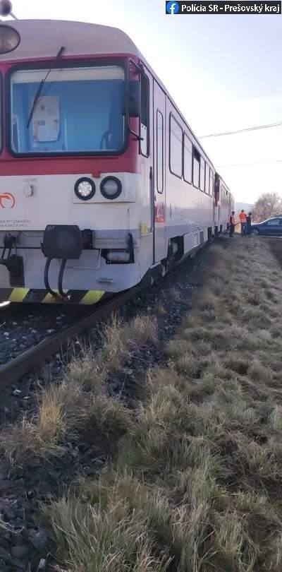 Premávku na trati Humenné-Stakčín obmedzilo auto na priecestí.