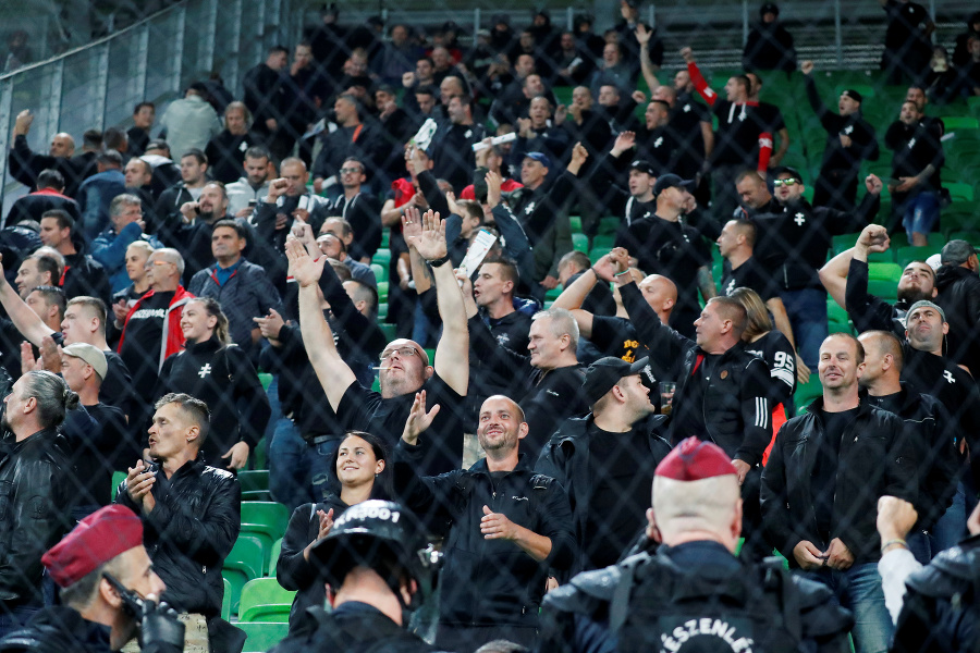 Maďarskí fanúšikovia počas kvalifikačného zápasu na Euro 2020 Slovensko-Maďarsko. 