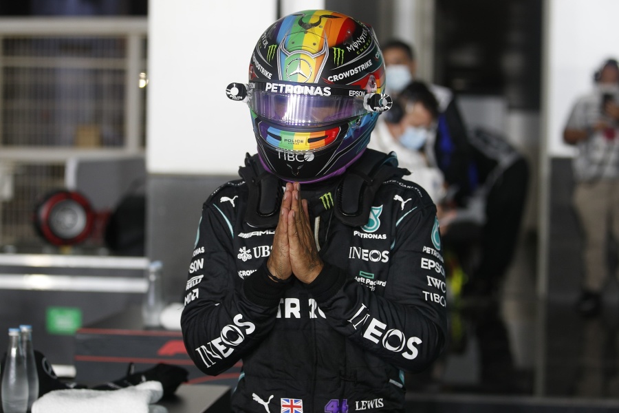 Hamilton sa musí vysporiadať so znením pravidiel.