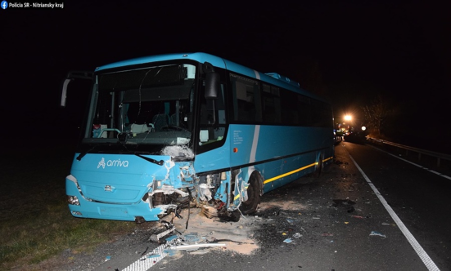 VLETEL AJ DO
AUTOBUSU: Najprv
narazil do autobusu, potom
ešte do protiidúceho SUV.
