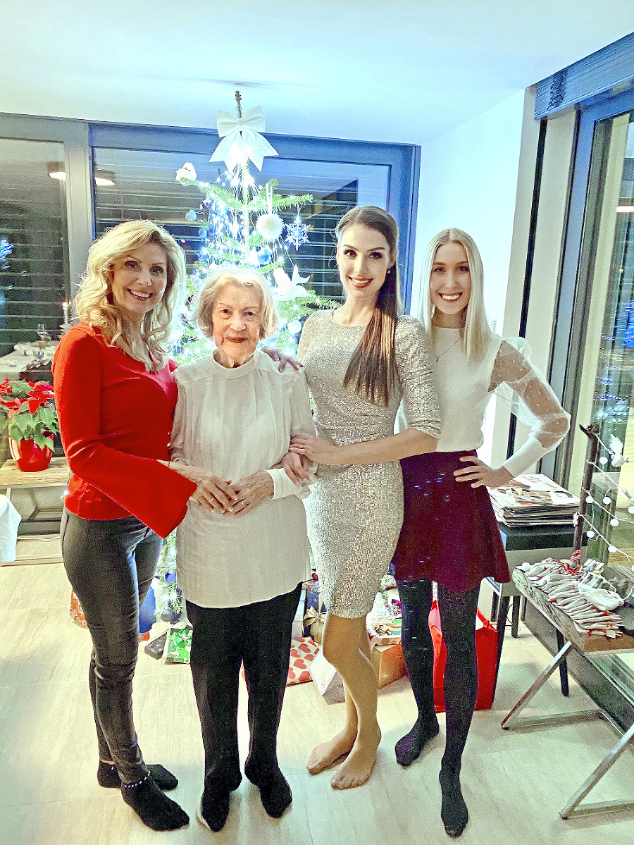 S rodinou: 90 rokov sa chystá
osláviť so svojimi blízkymi, oslavu
pripraví dcéra Mária a vnučky
Simona (v strede) a Kristína. 