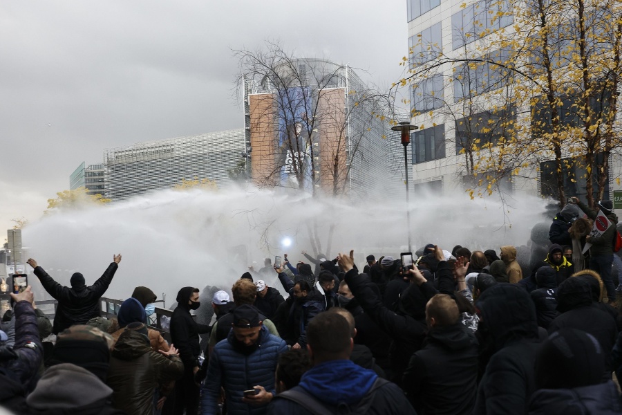 Polícia voči demonštrantom nasadila