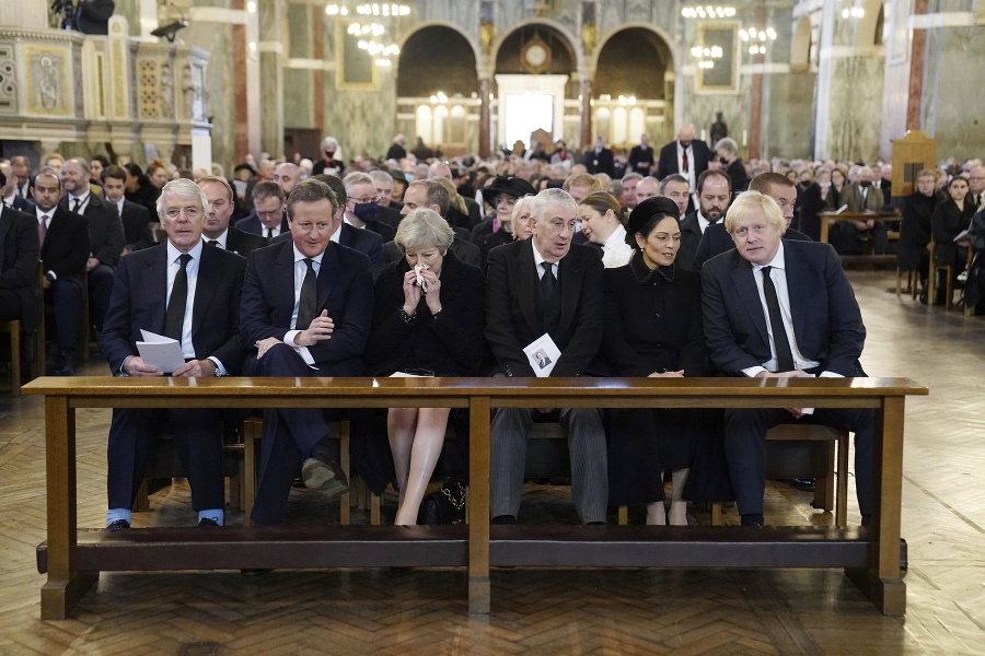 Zľava bývalí britskí premiéri John Major, David Cameron, Theresa Mayová, predseda Dolnej komory britského parlamentu Sir Lindsay Hoyle, britská ministerka vnútra Priti Patelová a britský premiér Boris Johnson počas pohrebnej bohoslužby
