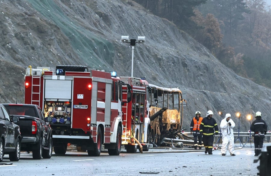  Hasiči a forenzní experti vyšetrujú na mieste nehody autobusu v bulharskom Bosneku.