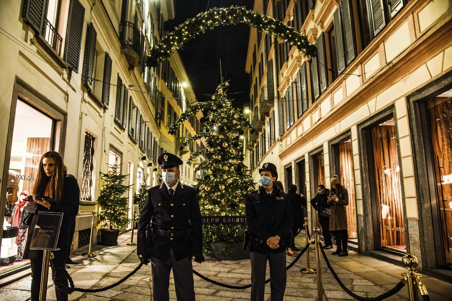 Policajti pod vianočnou výzdobou