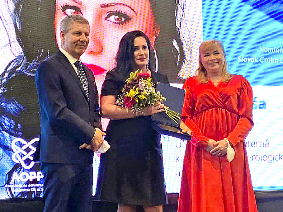 Ocenená Nataša Seligová (v strede) s ministrom zdravotníctva Vladimírom Lengvarským a prezidentkou AOPP SR Máriou Lévyovou.