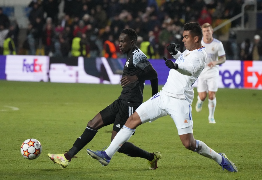 Futbalista Šeriffu Tiraspoľ Adama Treoré (vľavo) počas zápasu skolabobal. 