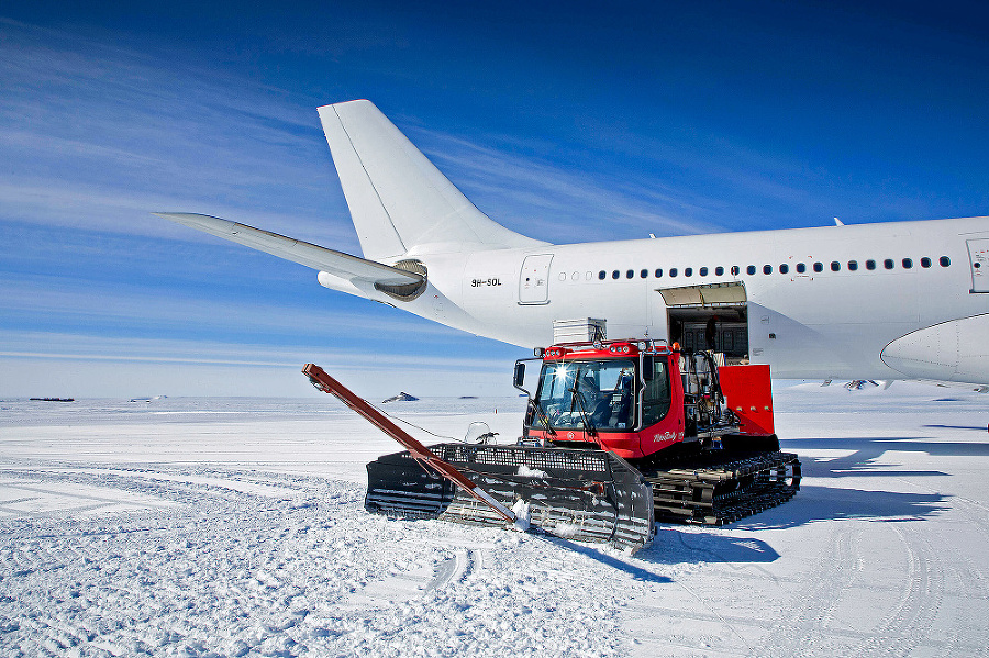 Lietadlo strávilo v Antarktíde
necelé